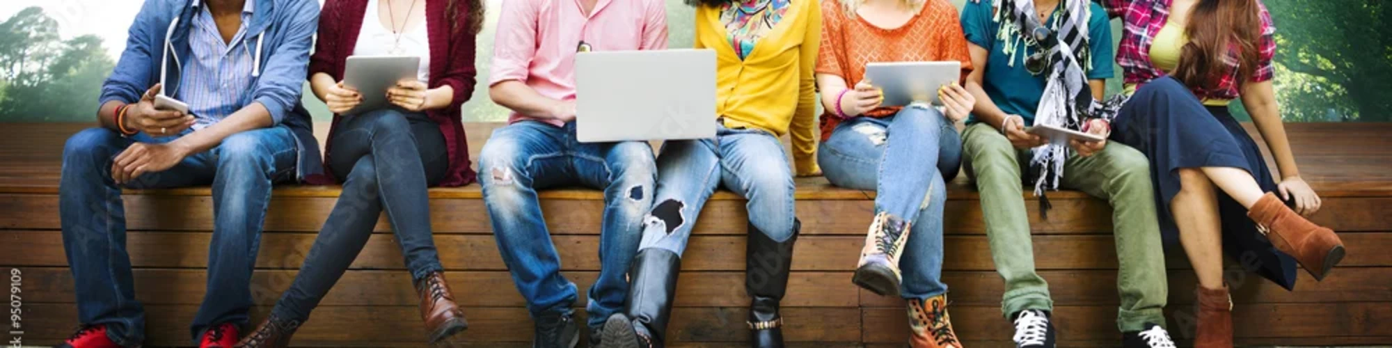 Mehrere Menschen sitzen beieinander: sie arbeiten im Dialogmarketing